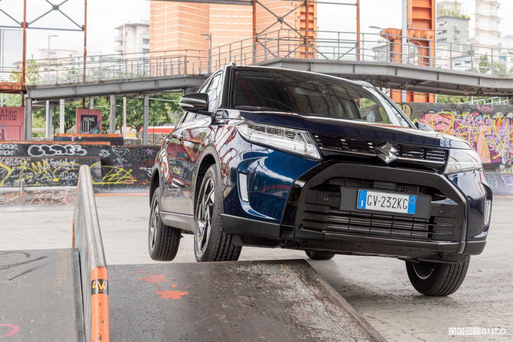 Nuova Suzuki Vitara Hybrid 2024 in twist