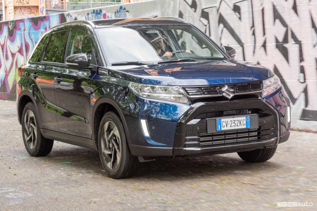 Nuova Suzuki Vitara Hybrid 2024 su strada