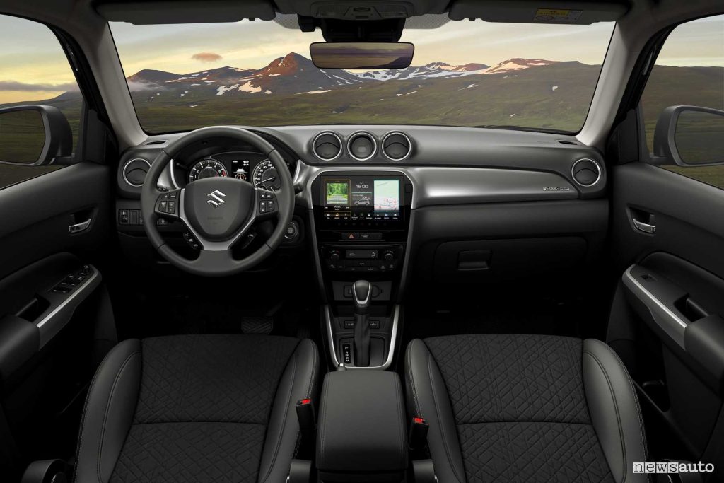 Nuova Suzuki Vitara Hybrid 2024 plancia abitacolo
