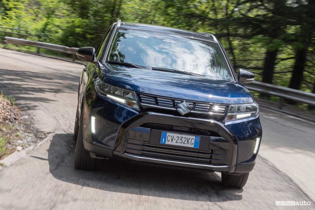 Nuova Suzuki Vitara Hybrid 2024 su strada