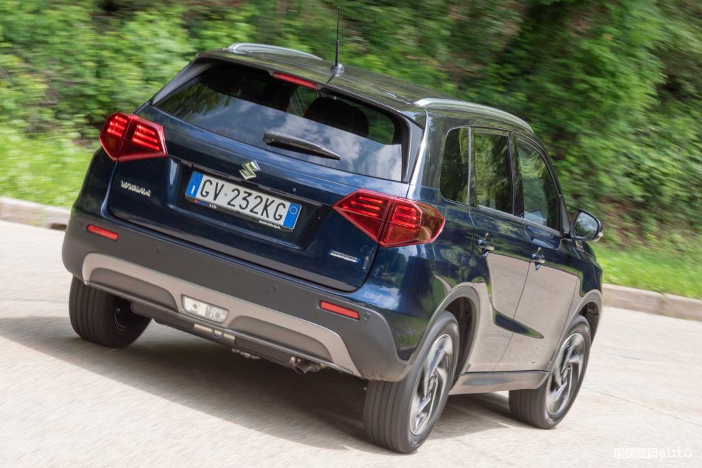 Nuova Suzuki Vitara Hybrid 2024 su strada