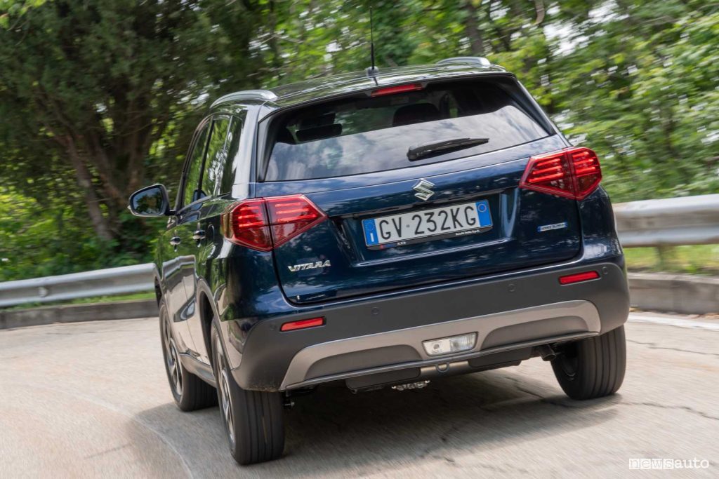 Nuova Suzuki Vitara Hybrid 2024 su strada