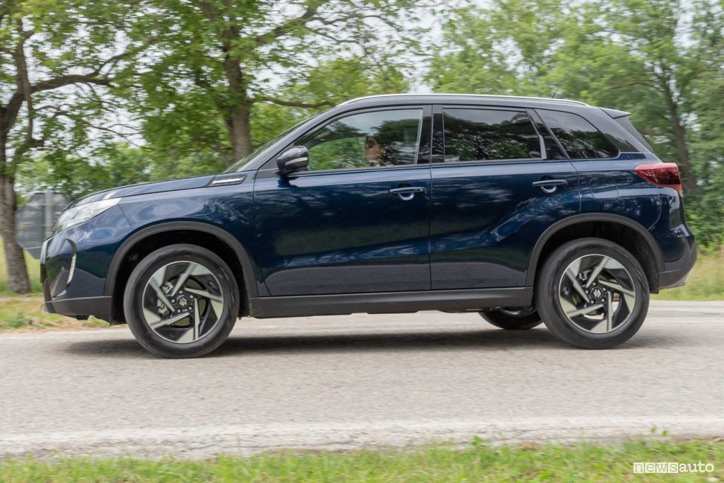 Nuova Suzuki Vitara Hybrid 2024 su strada