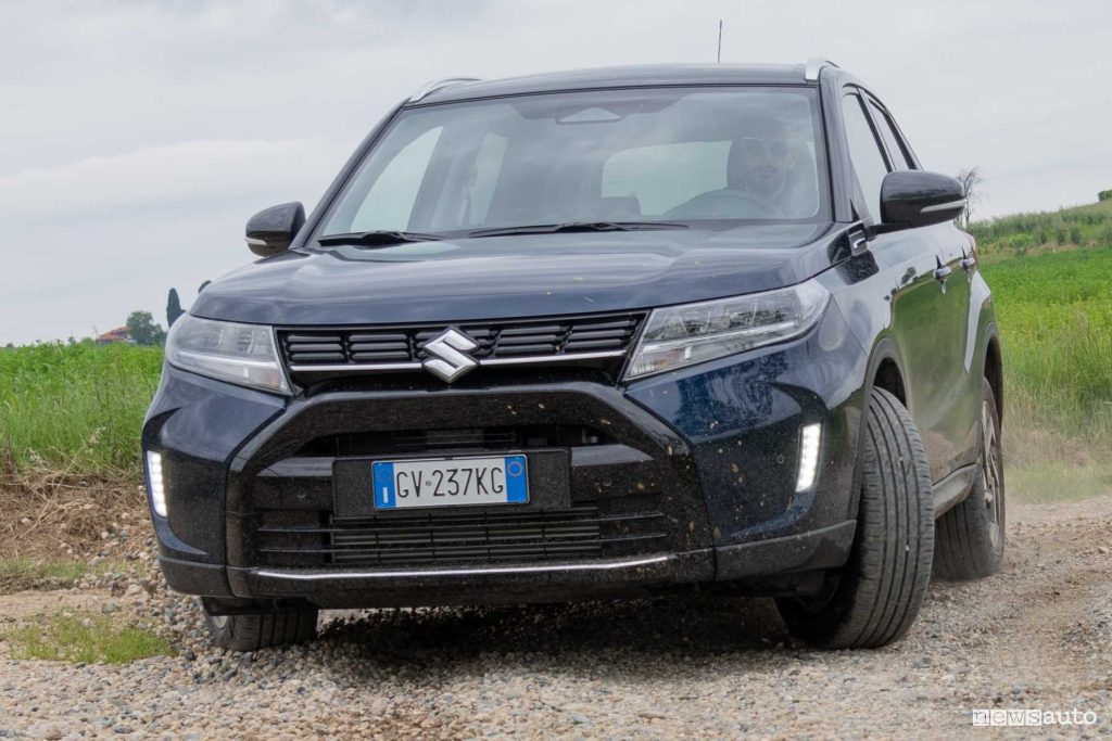 Nuova Suzuki Vitara Hybrid 2024 sullo sterrato