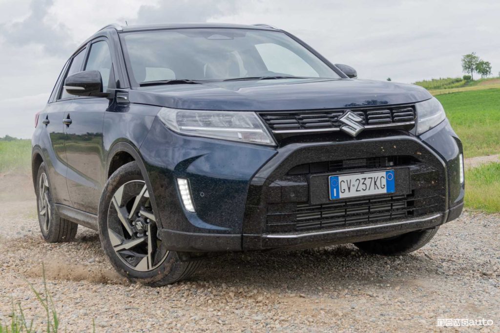 Nuova Suzuki Vitara Hybrid 2024 sullo sterrato