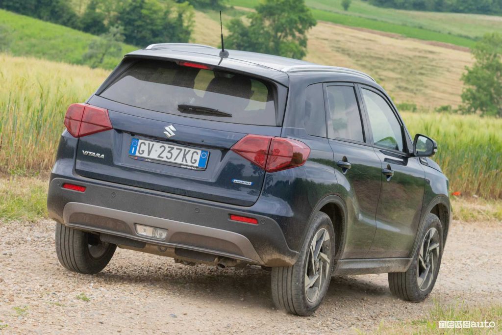 Nuova Suzuki Vitara Hybrid 2024 sullo sterrato