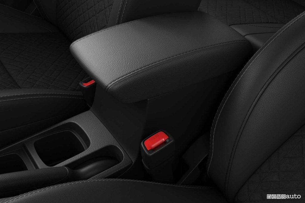Nuova Suzuki Vitara Hybrid 2024 bracciolo centrale