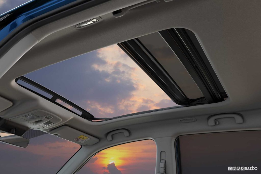 Nuova Suzuki Vitara Hybrid 2024 tetto panoramico