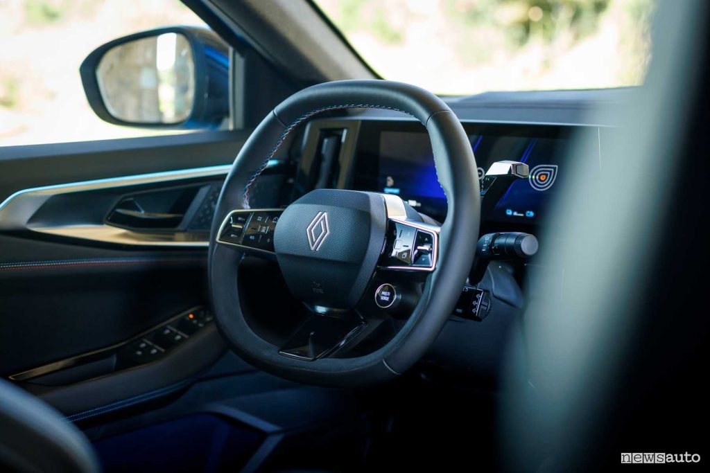 Renault Rafale E-Tech Hybrid Esprint Alpine volante abitacolo