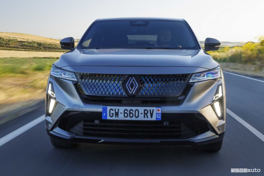 Renault Rafale E-Tech Hybrid Esprint Alpine su strada
