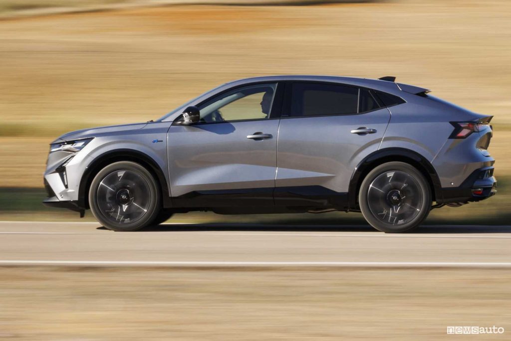 Renault Rafale E-Tech Hybrid Esprint Alpine su strada