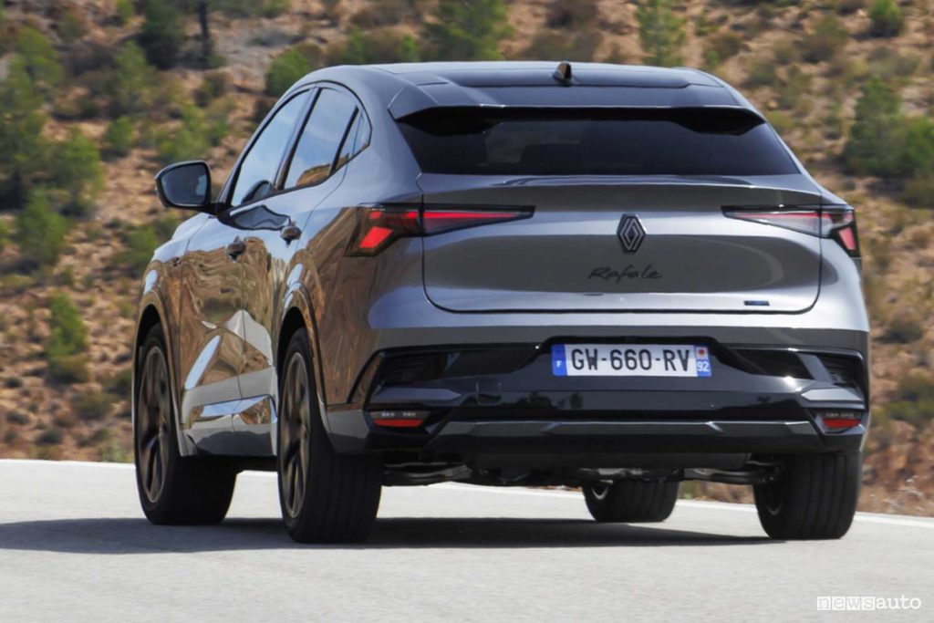 Renault Rafale E-Tech Hybrid Esprint Alpine su strada