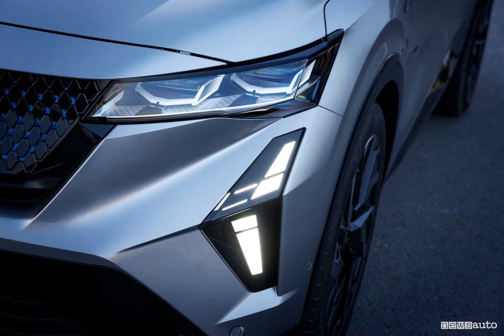 Renault Rafale E-Tech Hybrid Esprint Alpine faro anteriore firma luminosa