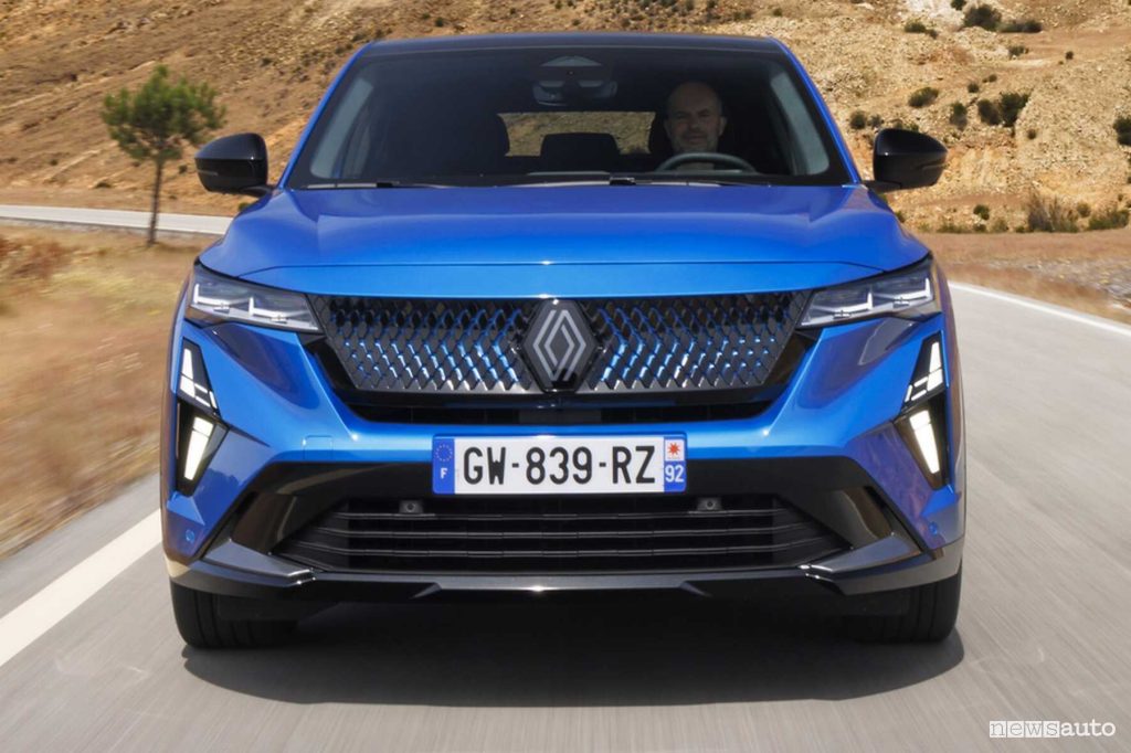 Renault Rafale E-Tech Hybrid Esprint Alpine su strada