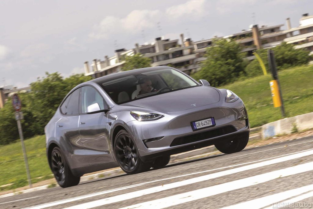 La Tesla Model Y che beneficia del Tesla Bonus, uno sconto di 3.000 che si applica sulle versioni base