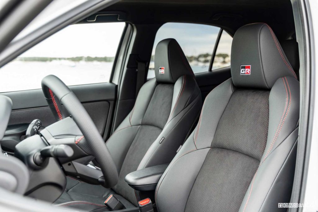 Toyota Yaris Cross GR Sport sedili anteriori abitacolo