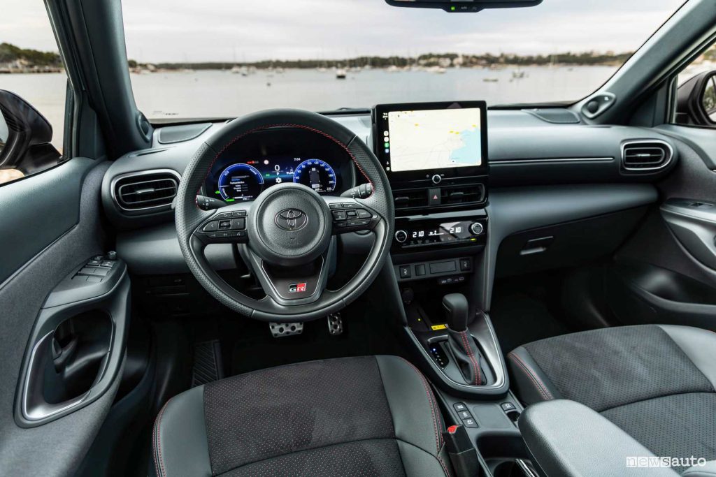 Toyota Yaris Cross GR Sport plancia abitacolo