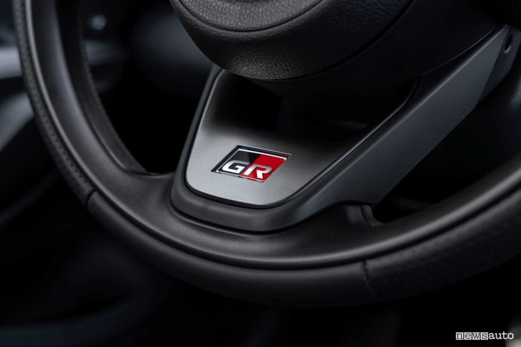 Toyota Yaris Cross logo GR Sport volante