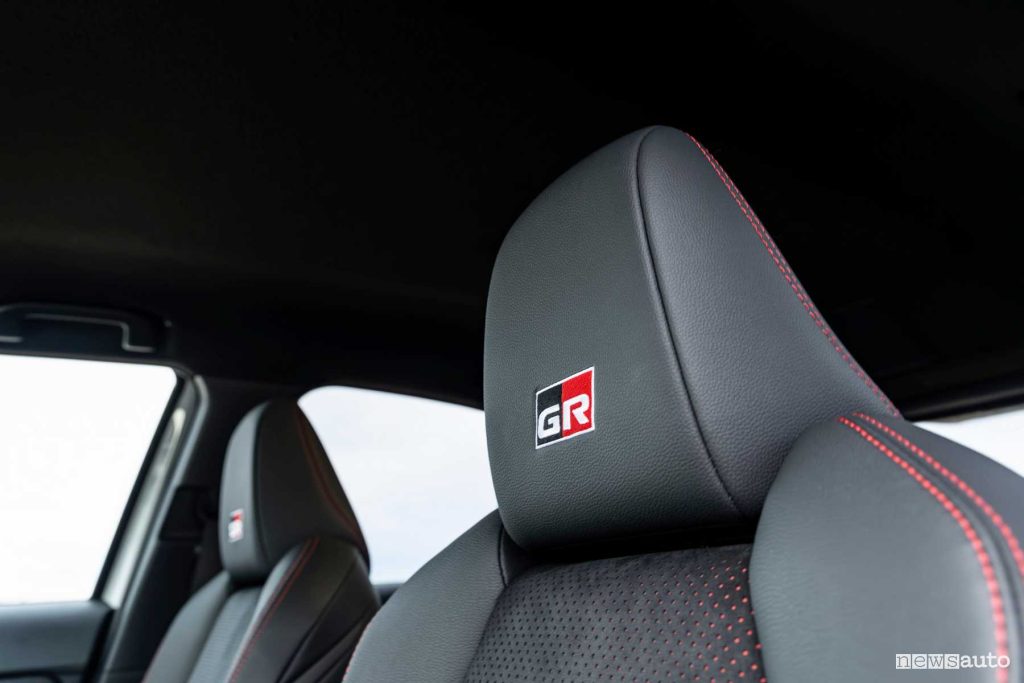 Toyota Yaris Cross logo GR Sport poggiatesta anteriore