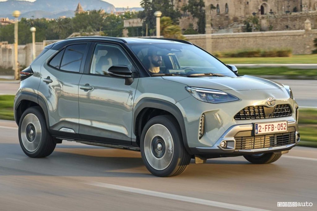 Toyota Yaris Cross Urban Khaki su strada