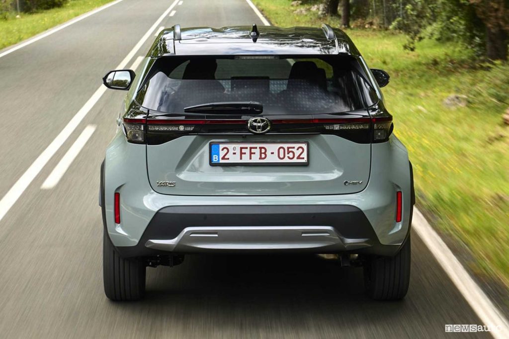 Toyota Yaris Cross Urban Khaki su strada
