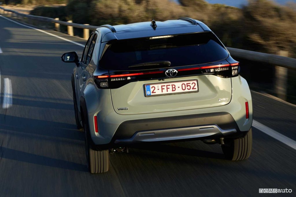 Toyota Yaris Cross Urban Khaki su strada