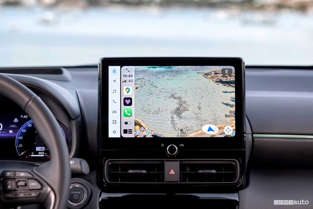 Toyota Yaris Cross Urban Khaki display infotainment Apple CarPlay