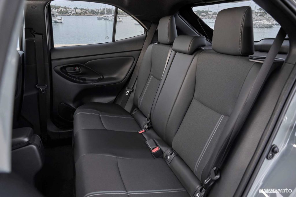 Toyota Yaris Cross Urban Khaki sedili posteriori