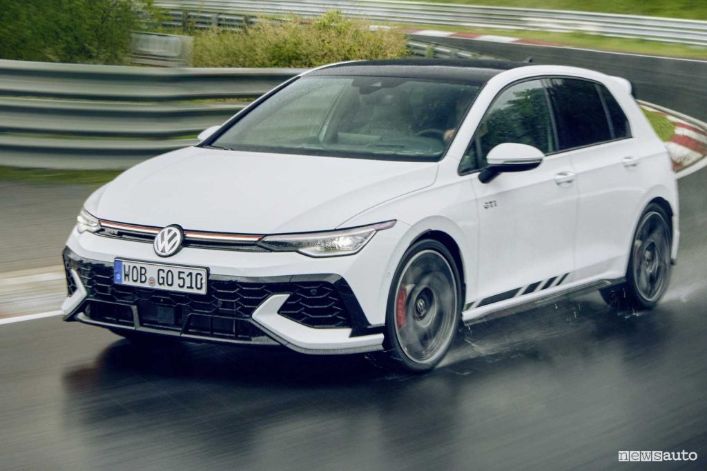 Volkswagen Golf GTI Clubsport in pista al Nürburgring