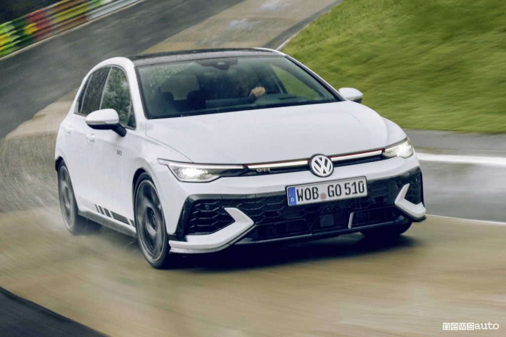 Volkswagen Golf GTI Clubsport in pista al Nürburgring