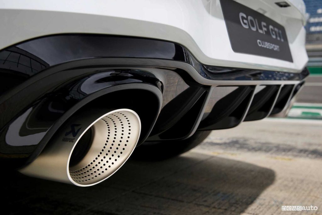 Volkswagen Golf GTI Clubsport scarico sportivo Akrapovic