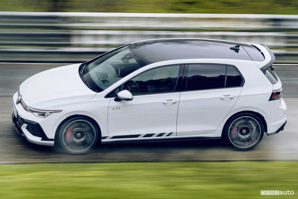 Volkswagen Golf GTI Clubsport in pista al Nürburgring