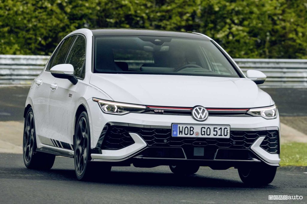 Volkswagen Golf GTI Clubsport in pista al Nürburgring