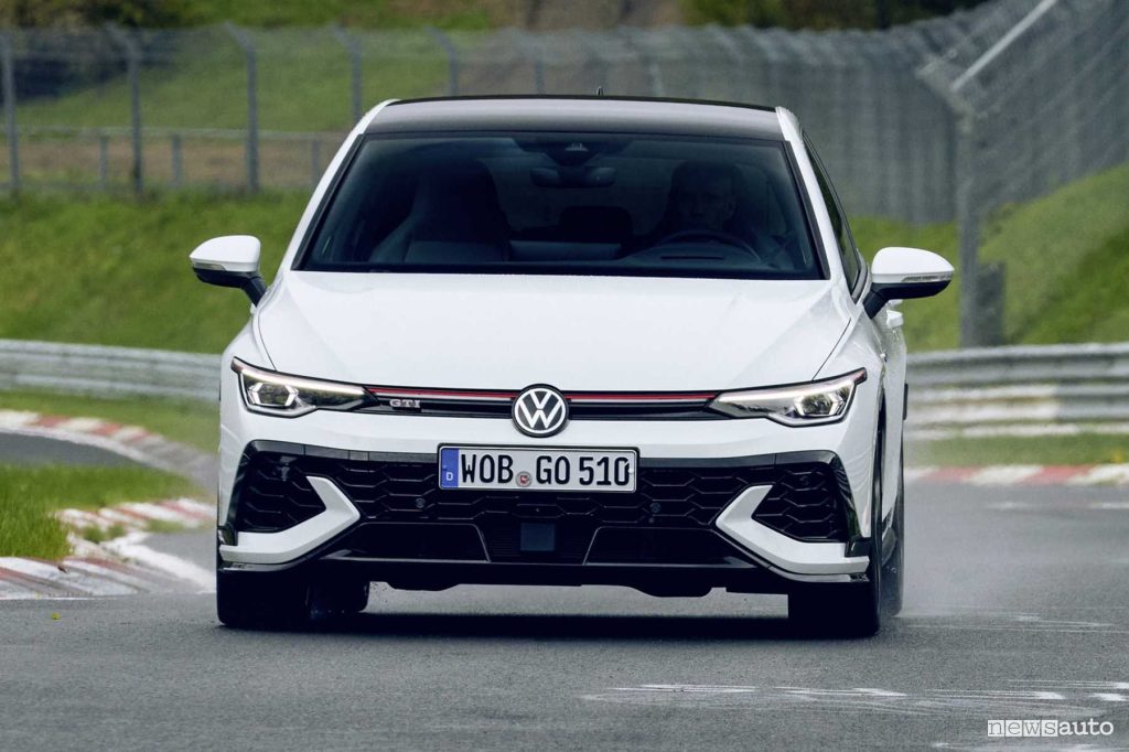 Volkswagen Golf GTI Clubsport in pista al Nürburgring