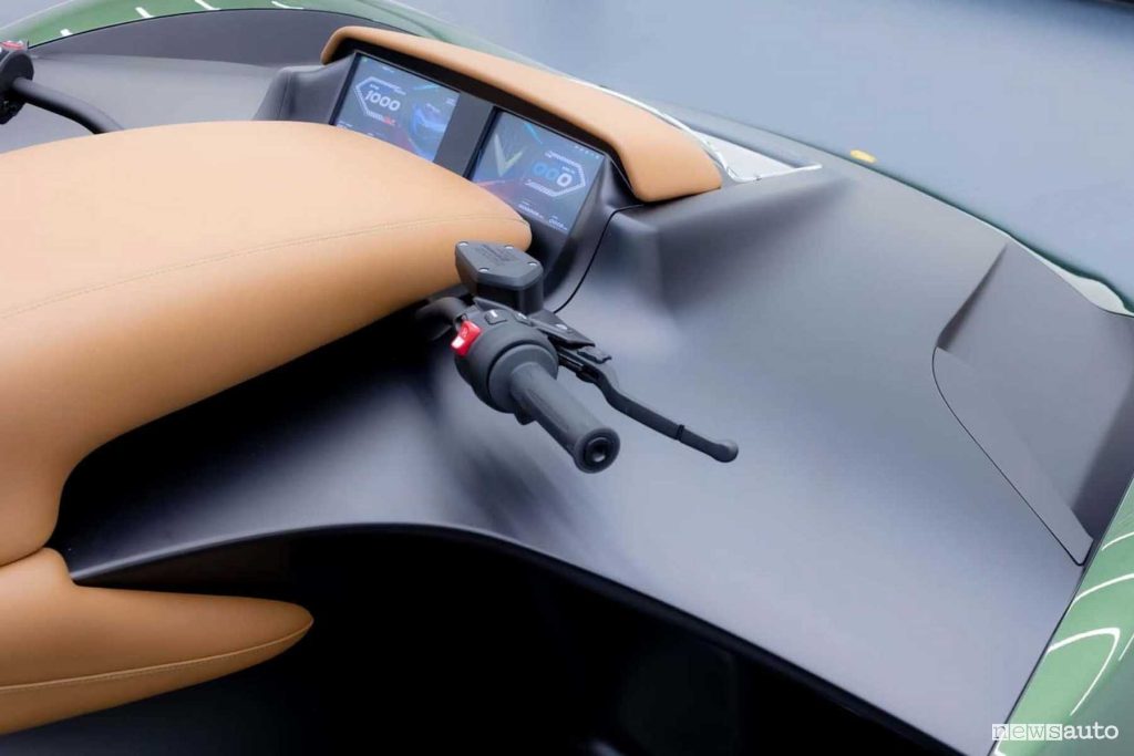 Quad Engler V12 display, manubrio
