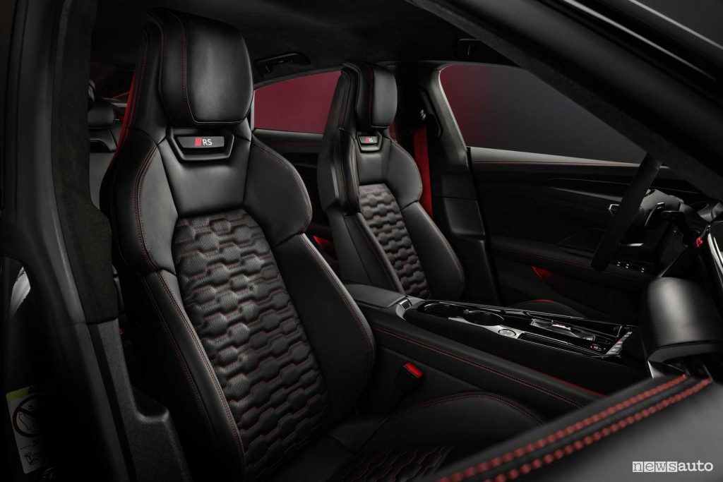 Audi RS e-tron GT sedili anteriori abitacolo