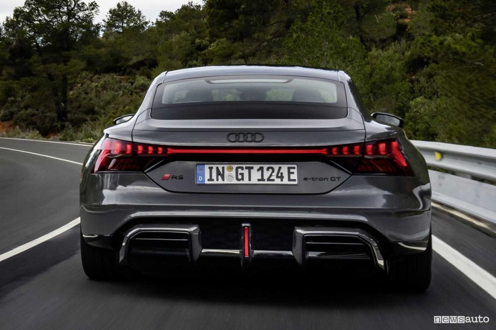 Audi RS e-tron GT su strada