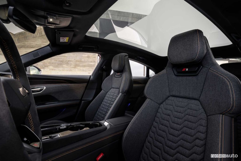 Audi S e-tron GT sedili anteriori abitacolo