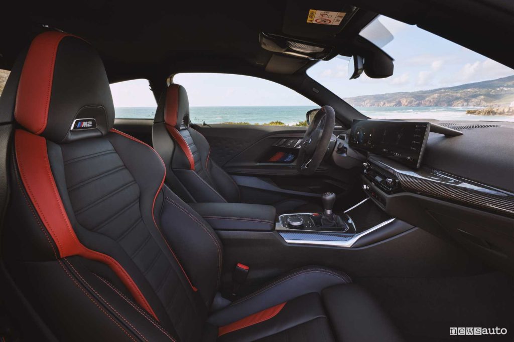 Nuova BMW M2 sedili anteriore abitacolo