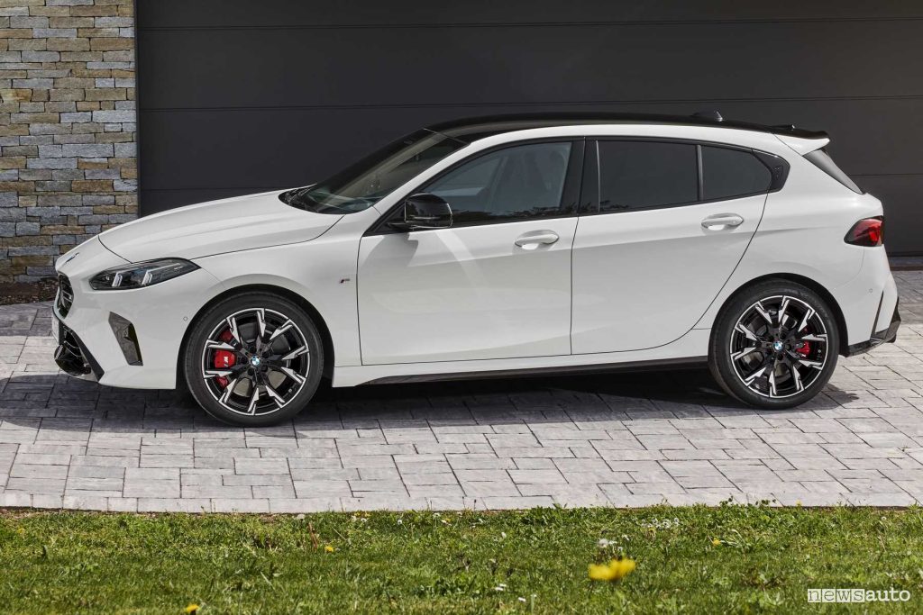 Nuova BMW Serie 1 M135 xDrive laterale
