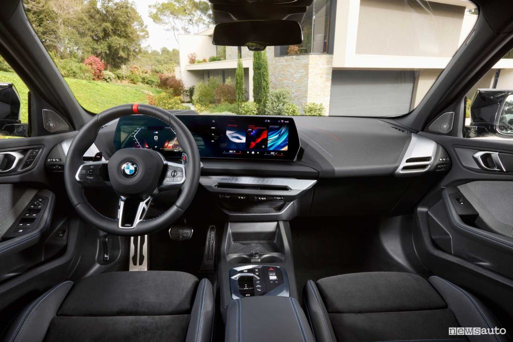 Nuova BMW Serie 1 M135 xDrive plancia strumenti