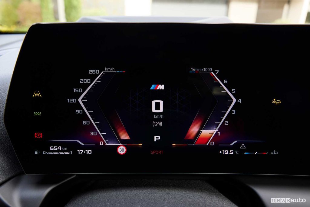 Nuova BMW Serie 1 M135 xDrive display quadro strumenti