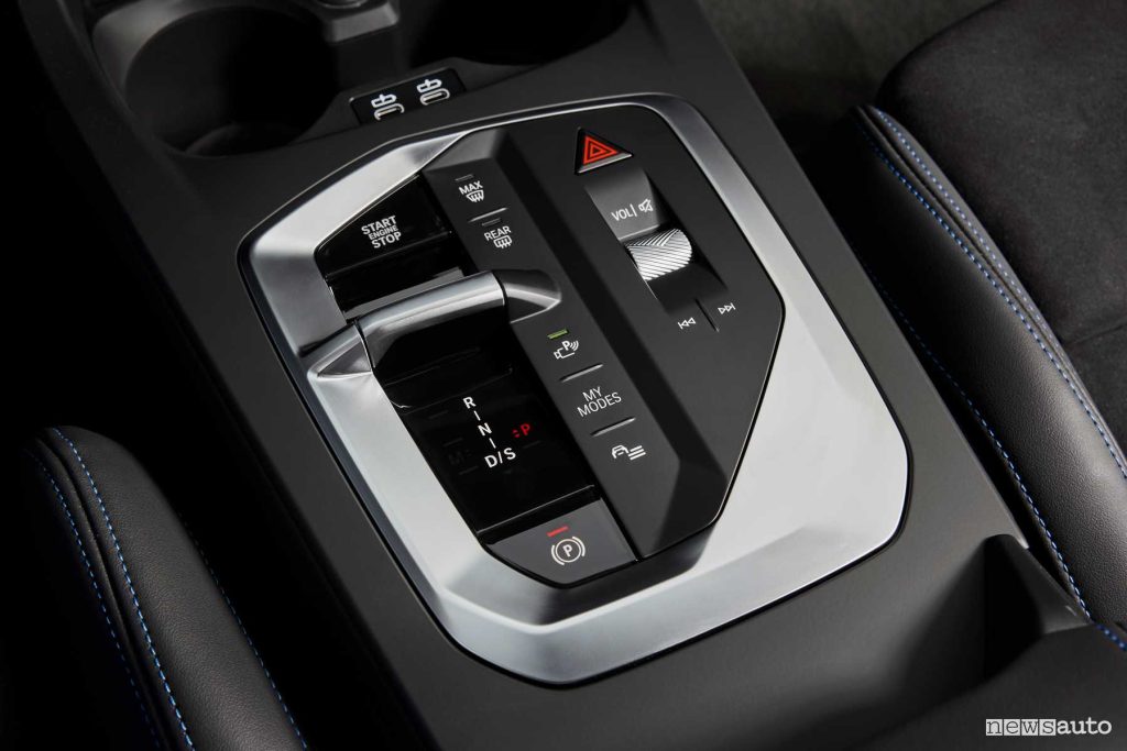 Nuova BMW Serie 1 M135 xDrive comandi console centrale