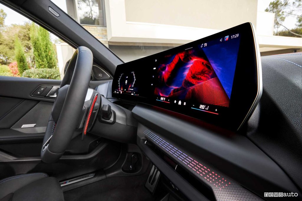 Nuova BMW Serie 1 M135 xDrive plancia display strumenti
