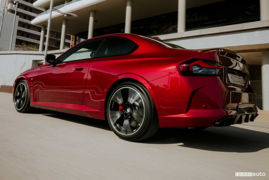 BMW Serie 2 M240i xDrive Coupé su strada
