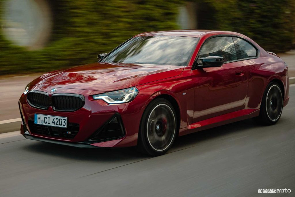 BMW Serie 2 M240i xDrive Coupé su strada