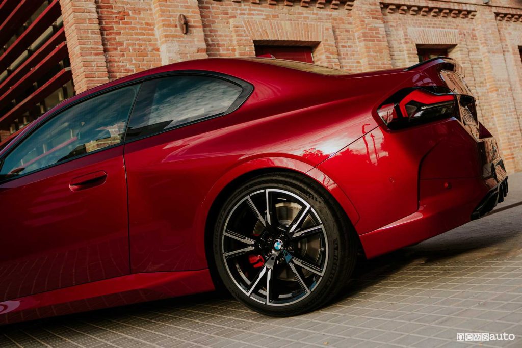 BMW Serie 2 M240i xDrive Coupé cerchi e paraurti posteriore