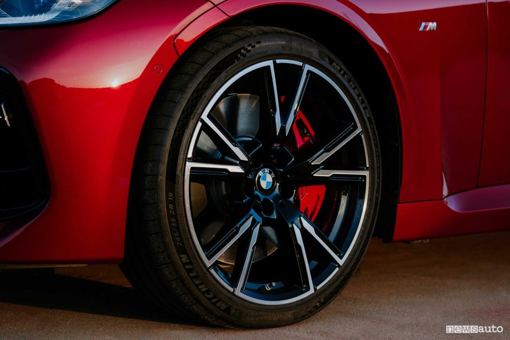 BMW Serie 2 M240i xDrive Coupé cerchi da 19"
