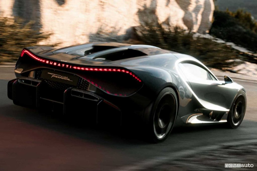 Bugatti Tourbillon su strada