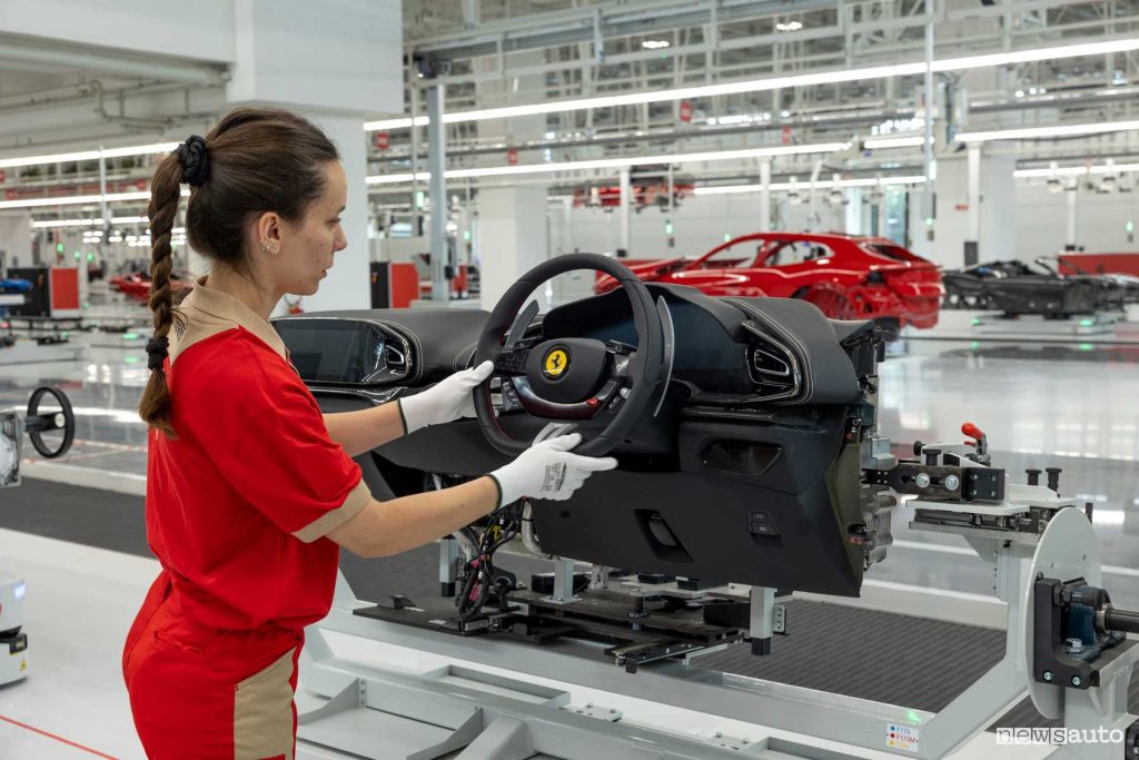 Ferrari e-building assemblaggio plancia